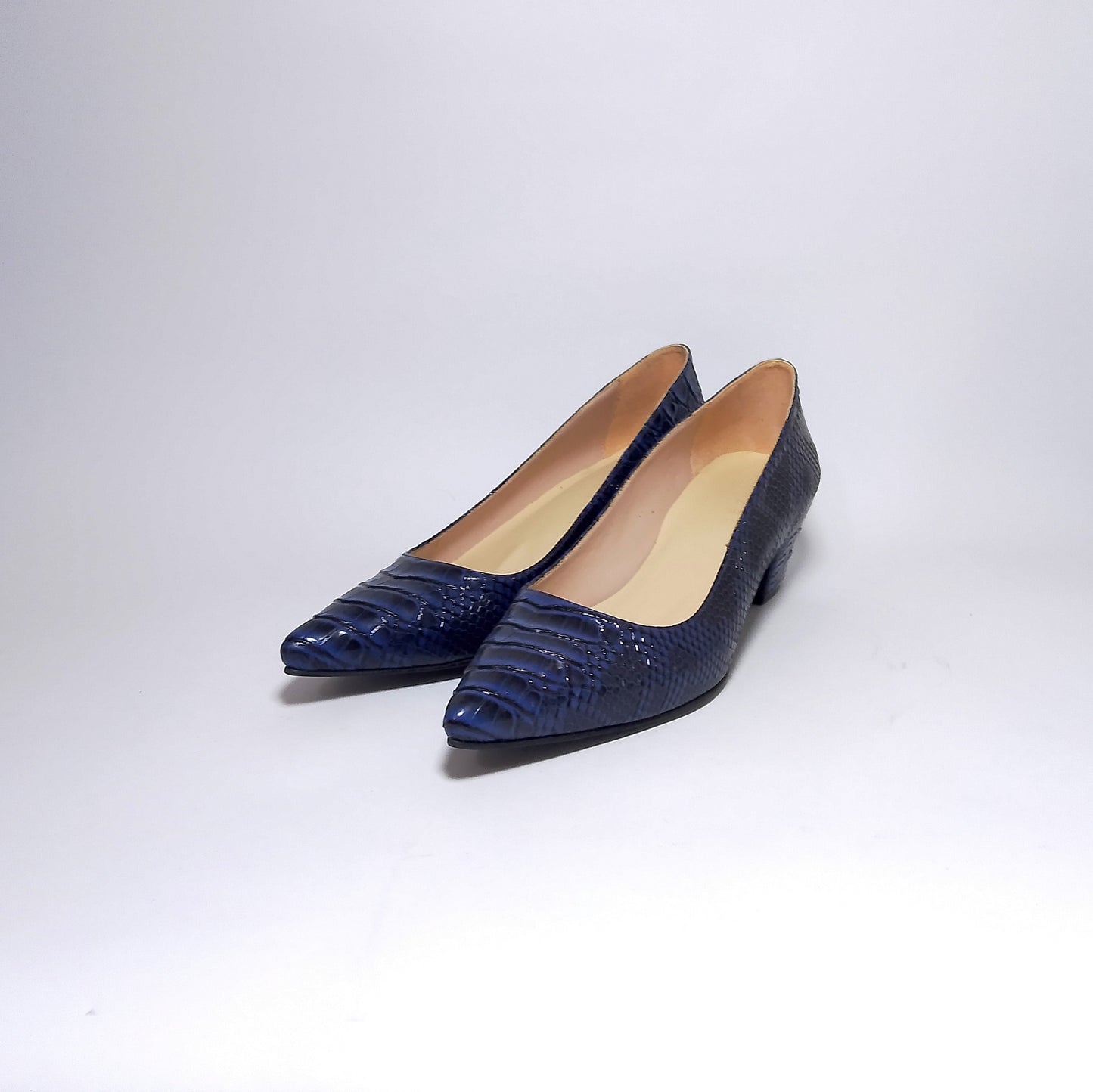 حذاء بكعب عريض من جلد الثعبان البحري بارتفاع 5 سم