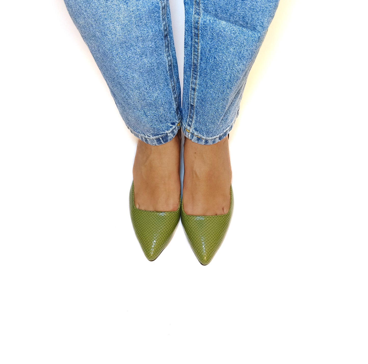 حذاء بكعب أخضر ثنائي اللون بمقدمة مدببة وكعب 5 سم